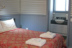 killarney-sundown-motel-cabin-bedroom